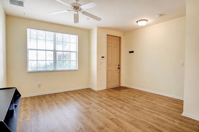 Photo - 1020 E Longport Cir