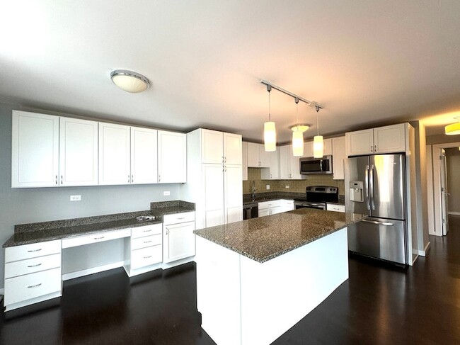 Photo - 3033 N Sheridan Rd