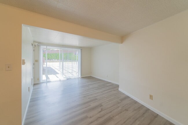 Photo - Davisson Tri-Plex Unidad 10806 Davisson Road SW