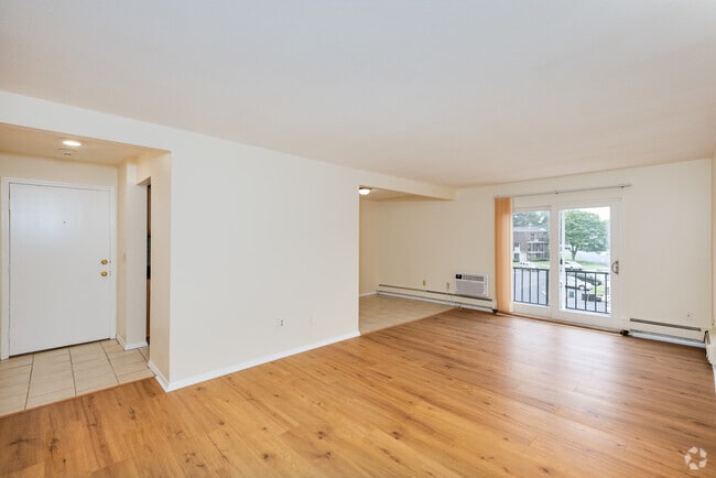 1BR, 1BA - 765SF - Living Room/Entrance