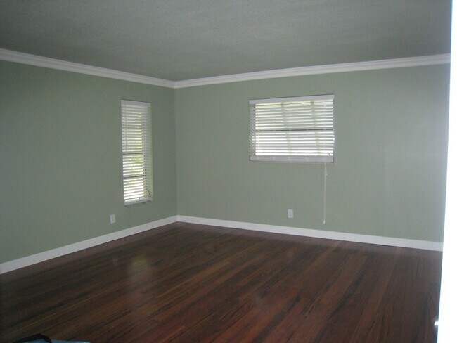 Photo - 1 SE Sharon St