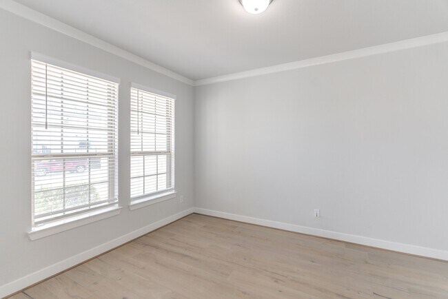 56 Venetia Grove Dr