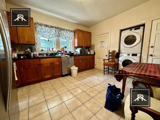 Photo - 5 bedroom in Waltham MA 02453 Unit 2