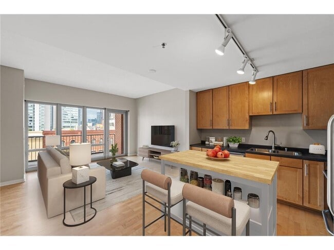 Building Photo - 929 Portland Ave Unit 404 Rental