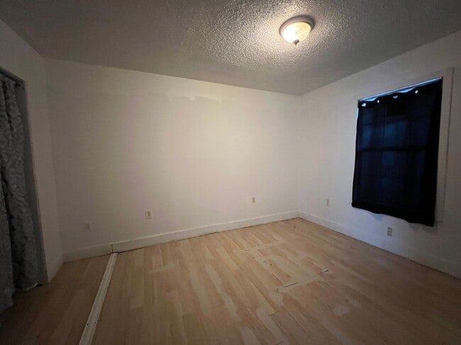 Photo - 4734 Wyandotte St