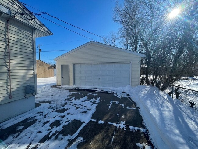 Photo - Spacious 2 bed, 1 bath home for rent in NE Waterloo available IMMEDIATELY .