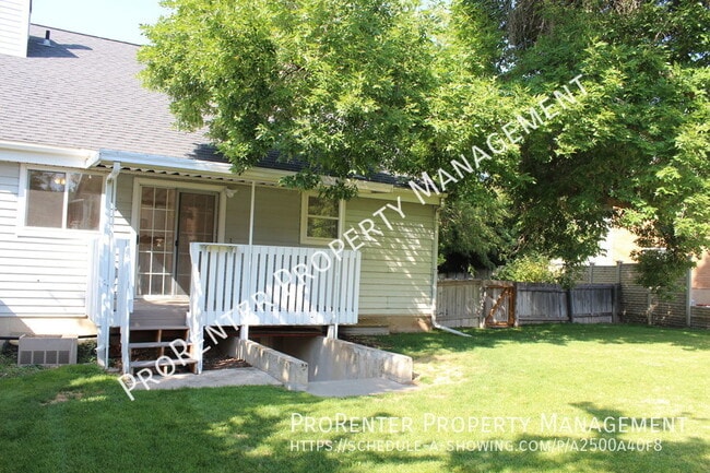 Photo - 523 Applewood Dr