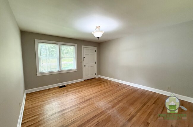 Photo - 121A White Oak Dr