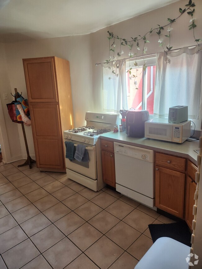 Building Photo - 134 S 25th St Unit 2nd floor Rental