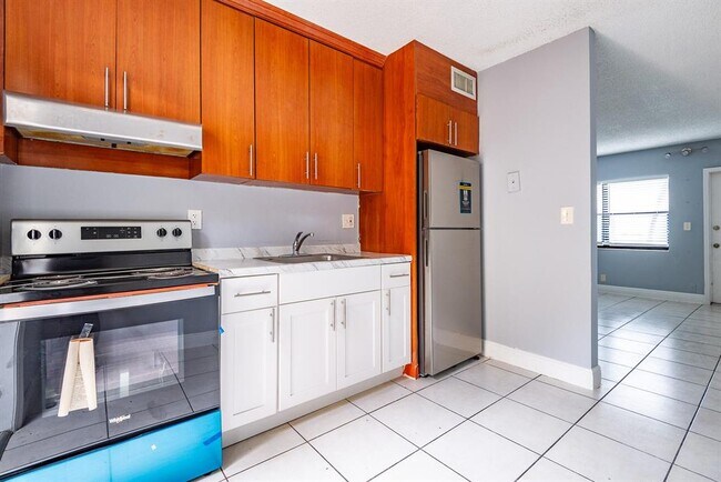 Building Photo - 4061 N Dixie Hwy Unit 14 Rental