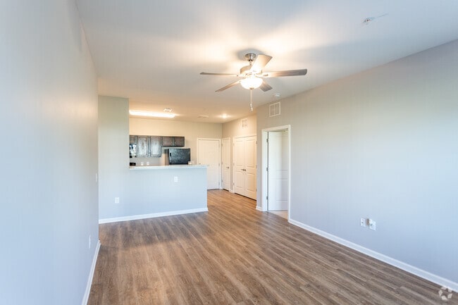 2BR, 2BA - 926SF - Living Room