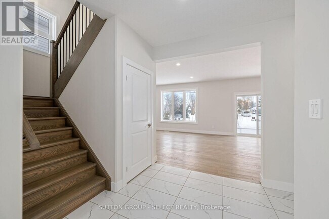 Photo - 70 Royal Cres