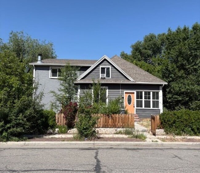 3 Bedroom / 2.5 Bath Multi-Level Home in SLC! - 3 Bedroom / 2.5 Bath Multi-Level Home in SLC!