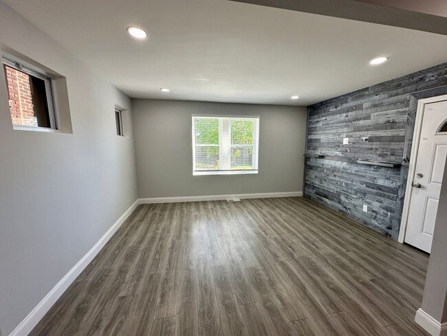 Building Photo - Modern, Stylish & Pet-Friendly 2BR in Towe... Unit 1st Fl Rental