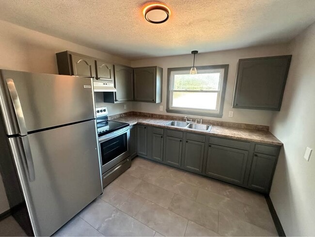 Photo - 806 E 6th St