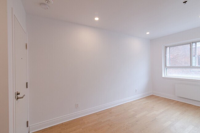 Photo - 25 Av des Pins O Unit 323