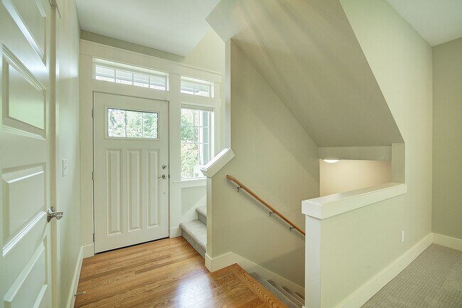 Photo - 3Bd/3.25Ba Kirkland Townhome