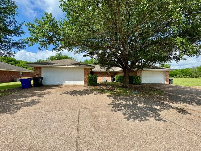 Duplex *LEASING SPECIAL AVAILABLE* - Duplex *LEASING SPECIAL AVAILABLE* Casa