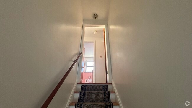 Building Photo - 870 Louisa St Unit 2nd Floor Rental
