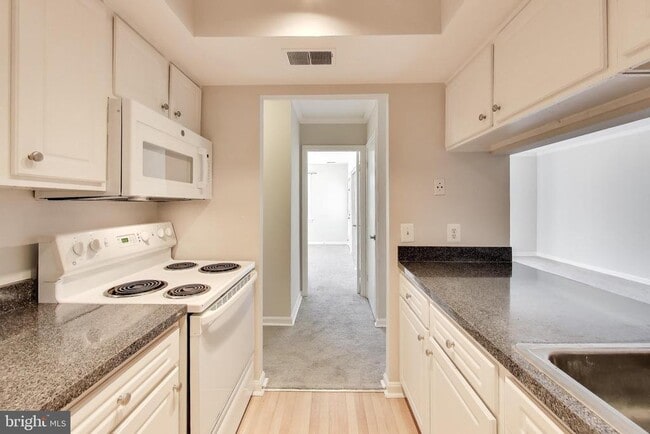 Building Photo - 8205 Whispering Oaks Way Unit 304