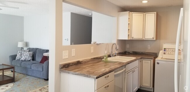 Building Photo - FURNISHED- 3 bed 2 bath single car detache... Rental