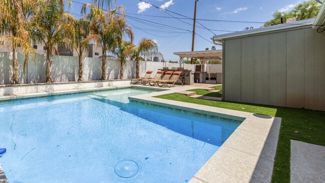 Photo - 1100 W 12th St