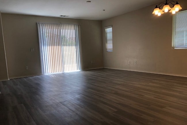 Photo - 25794 Iris Ave