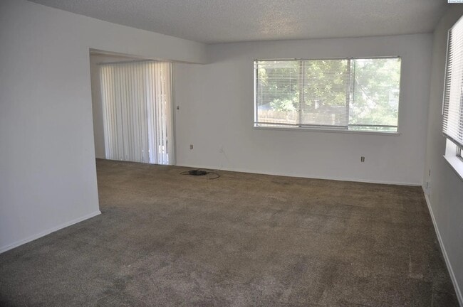 living room - 530 SW Summer St Unit 530