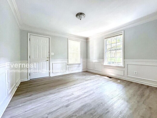 Photo - 747 Gary Rd NW