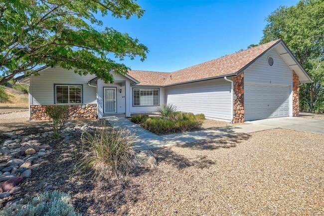 Photo - 3 Bedroom, 2 Bath, 2 Car Garage For Rent in Prescott!