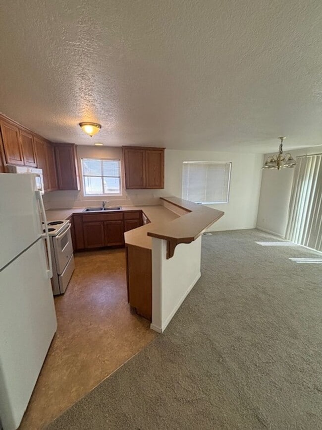 Building Photo - 4 Bed 2.5 Bath in Hillsboro. Half off firs... Rental