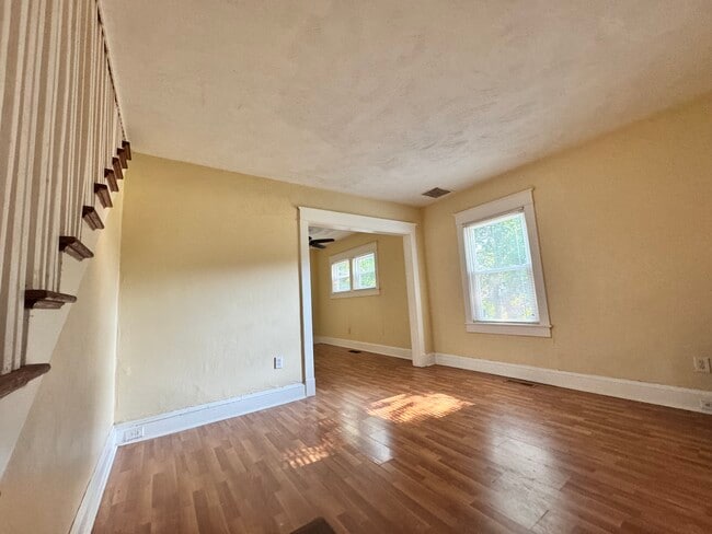 Habitación delantera - 827 W 37th St