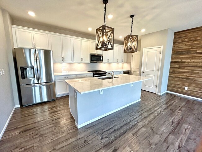 Building Photo - Better Than New! Stunning 4-year old Home Corner End-Unit with High-End Finishes