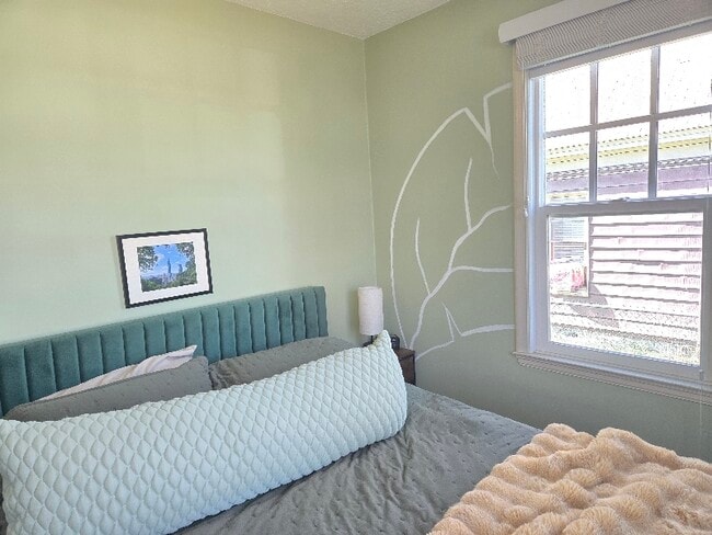 Photo - 745 Lennox St