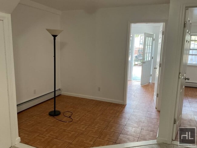 Photo - 49 AVENUE Unit 1