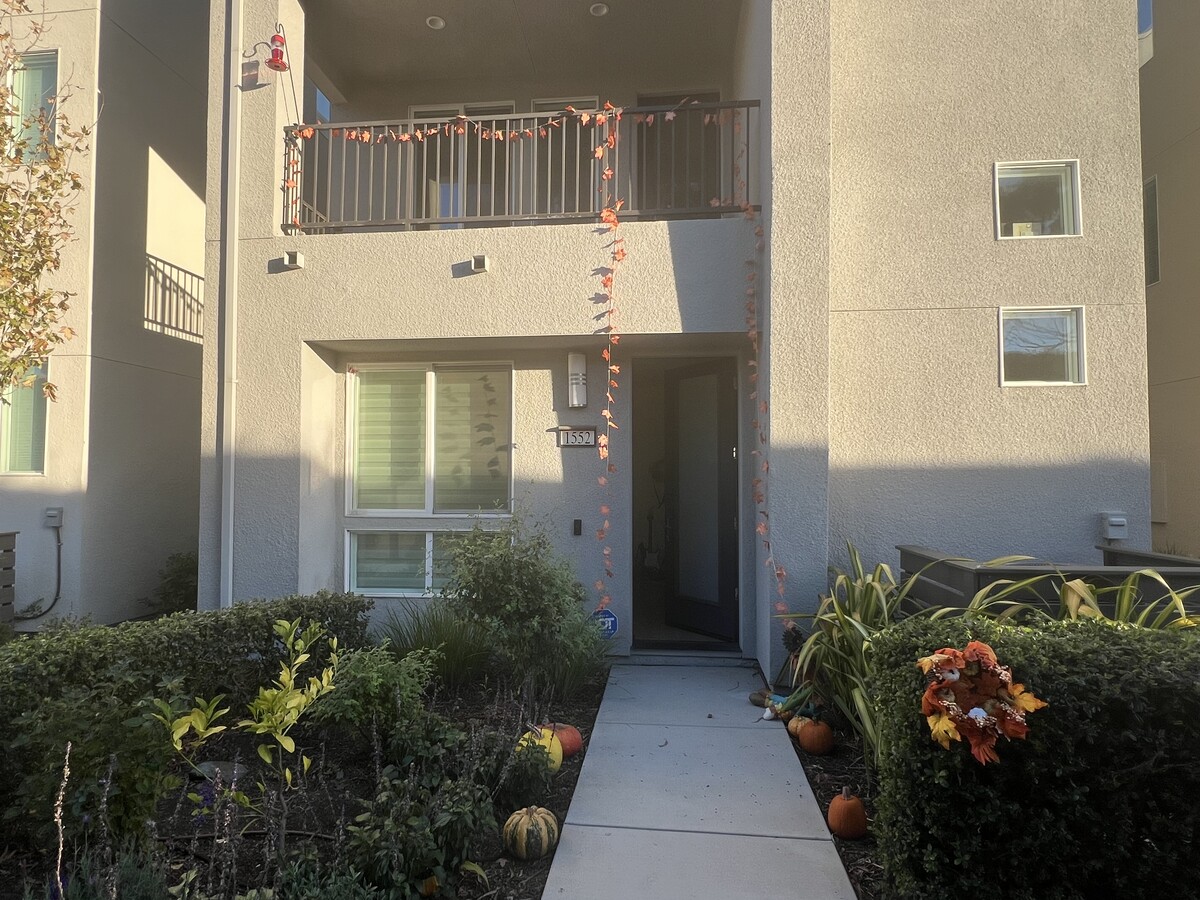 Front yard and balcony. - 1552 Harbor Lights Rd Casa