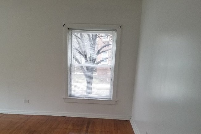 Bed Room - 910 W 77th St Unit 1