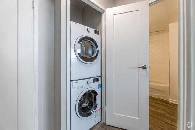 2BR, 1BA - Ensuite Laundry