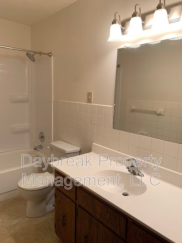 Photo - 3024-9 1/2 9 1/2 St N