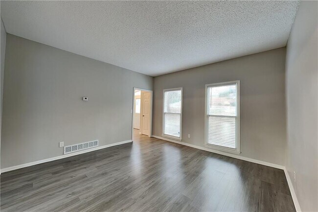 Photo - 1717 Victoria Way NW