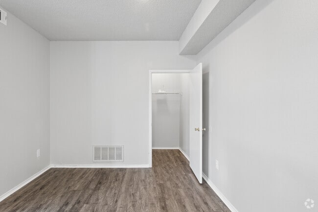 1BR, 1BA - 690SF - Dining Room