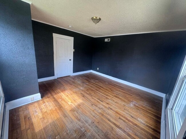 Photo - Knoxville 37917 - 2 bedroom, 1 bath home - Contact Lisa Vineyard and Shannon Russell (865) 216-9334