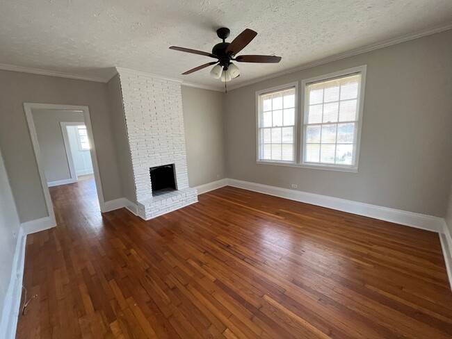 Photo - 3 Bedrooms, 1 Bathrooms - Celanese House