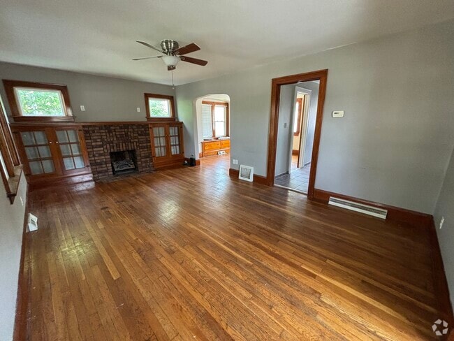 Building Photo - 305 E Park Ave Rental