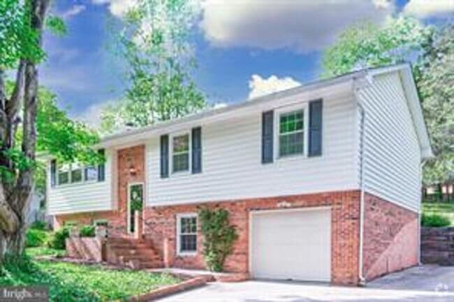 Building Photo - MINUTES TO DOWNTOWN FREDERICKBURG AND CENT... Rental