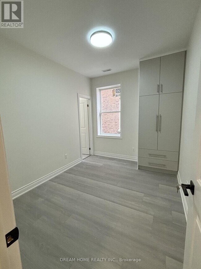 Photo - 643 Bathurst St