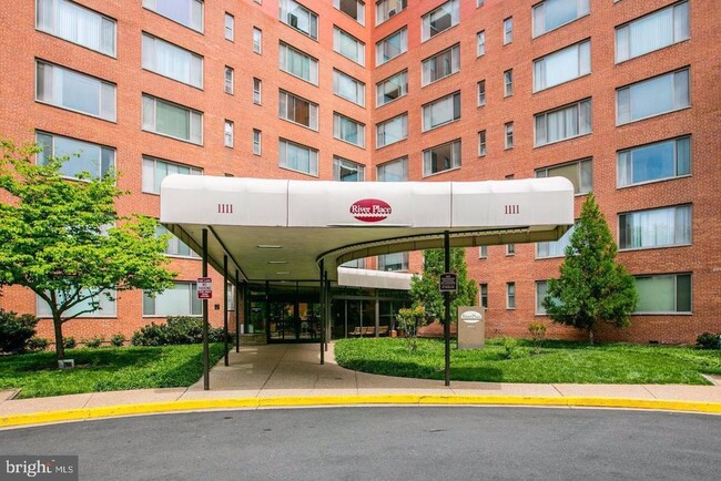 Building Photo - 1111 Arlington Blvd Unit 319