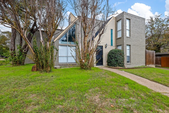 Building Photo - 2160 Fleur De Lis Ct