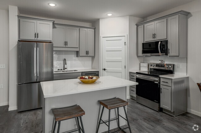 1BR, 1BA - 774SF - Kitchen - Skyline On Sunwood