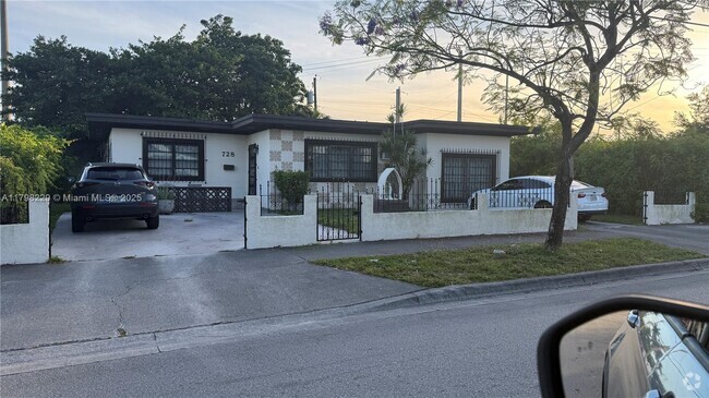 Building Photo - 728 SE Park Dr Rental